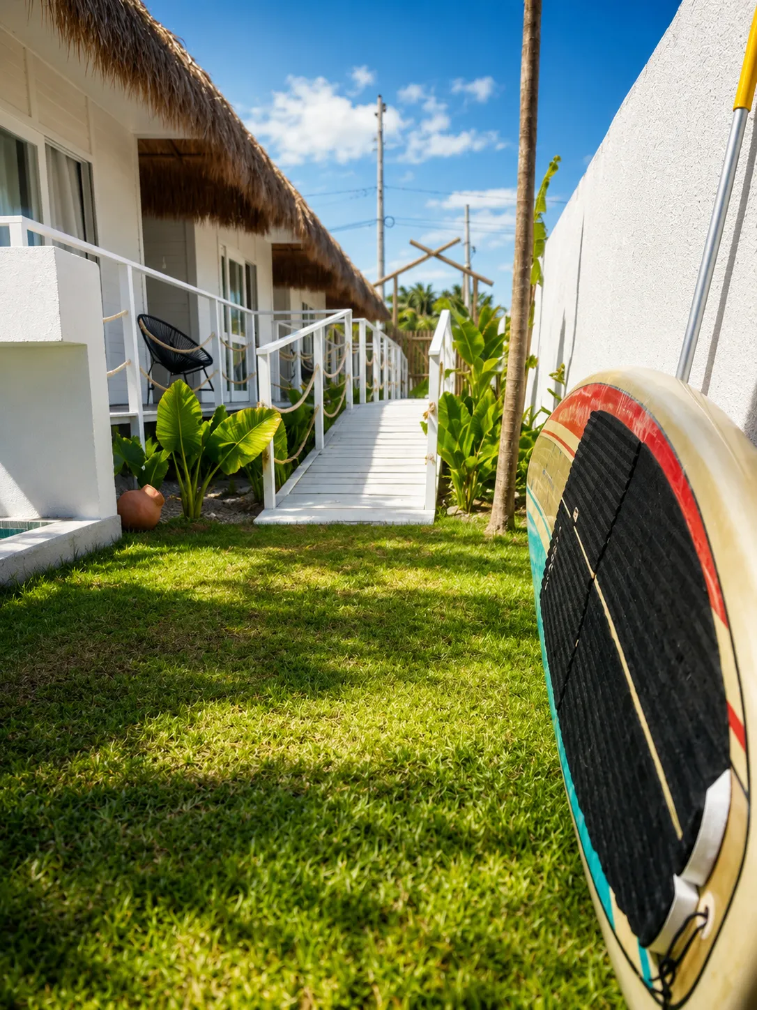 Obra no litoral com jardim e deck